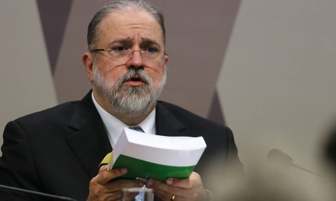 Estados podem obrigar vacinação caso governo não decida, afirma Aras