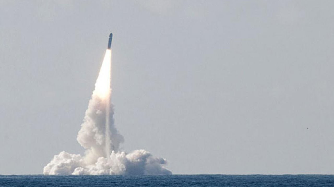 Rússia faz exibição de força militar em área de atrito com Washington
