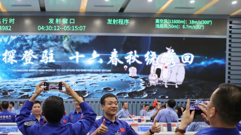 China pousa espaçonave na superfície lunar em missão para recolher amostras