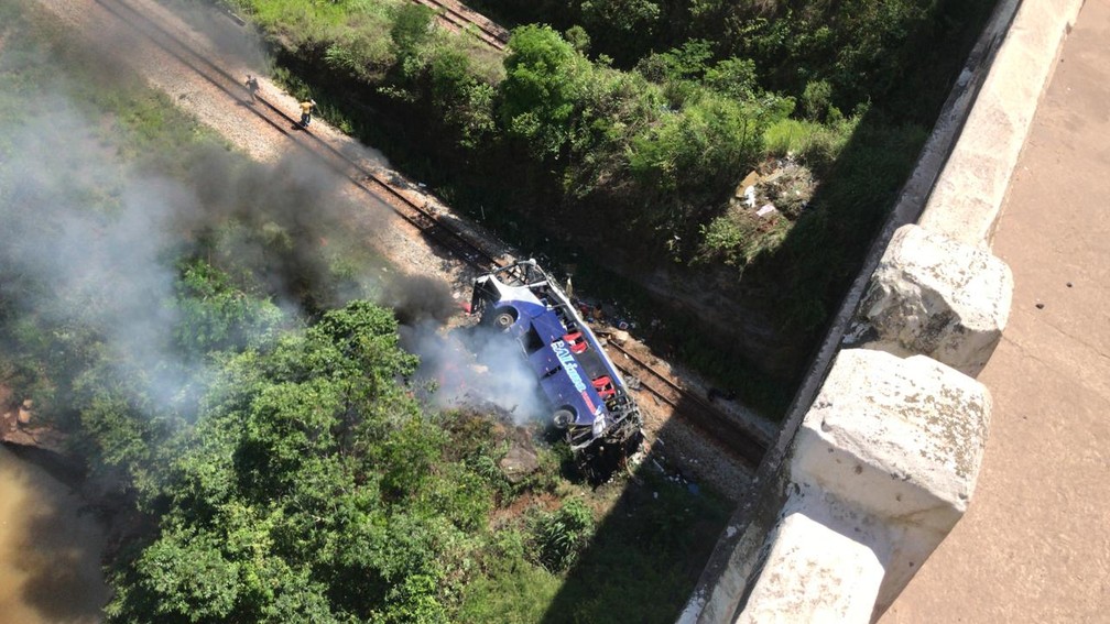 Ônibus com placa de Alagoas cai de ponte em Minas Gerais