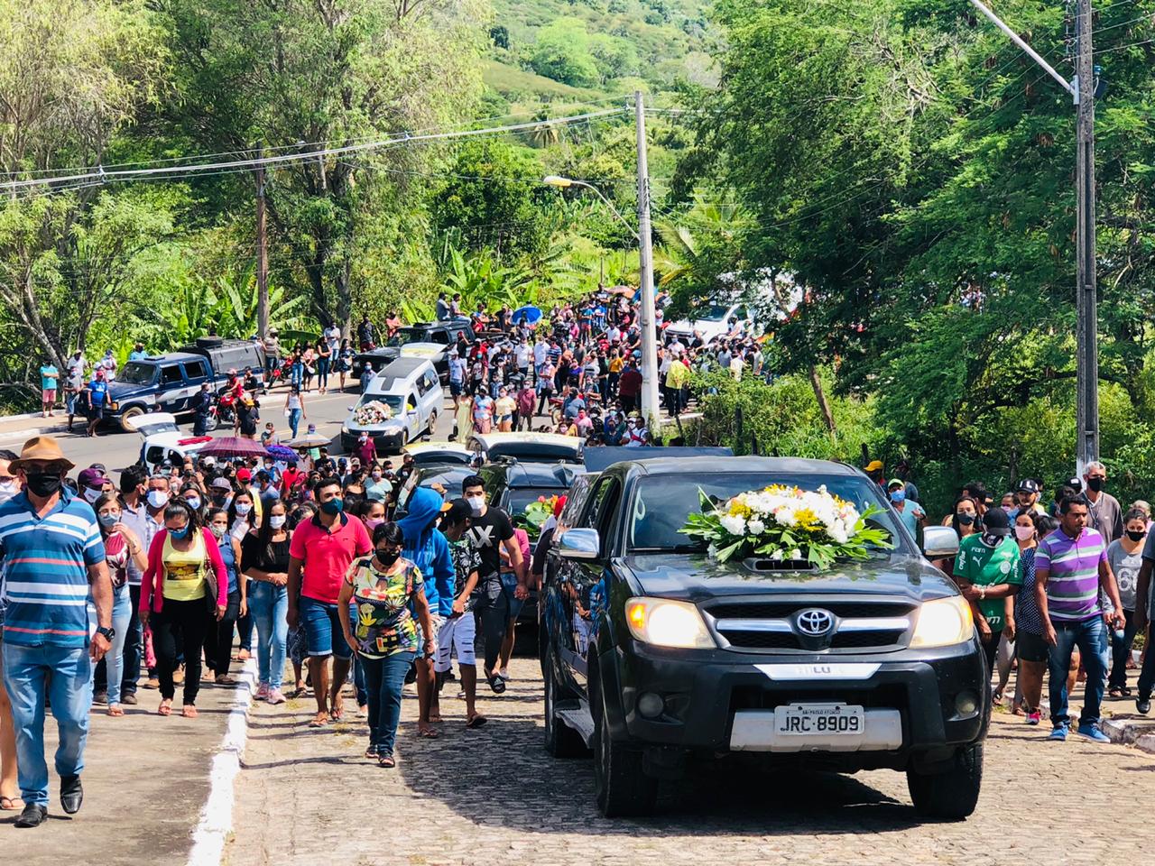 Vítimas de acidente em MG são sepultadas no interior de AL
