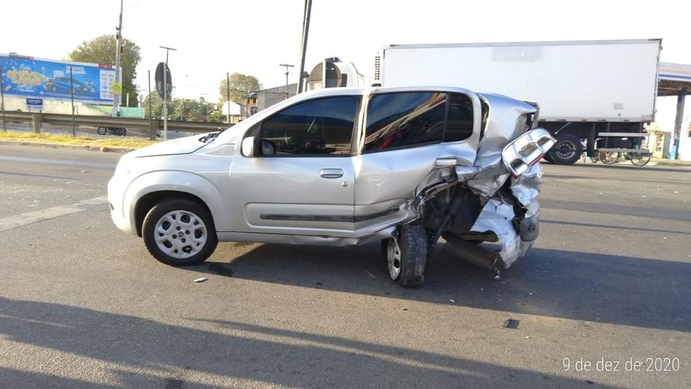 Motorista bêbado bate em carro parado na rodovia AL-220, em Arapiraca