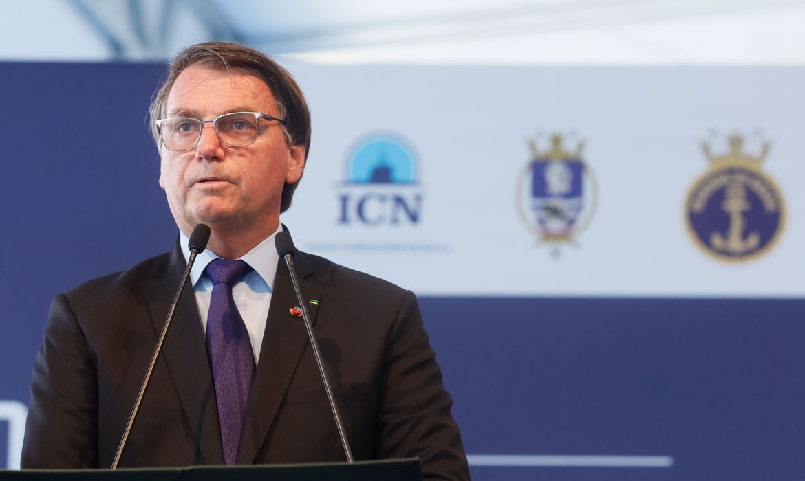 Bolsonaro participa de formatura na Escola Naval no Rio