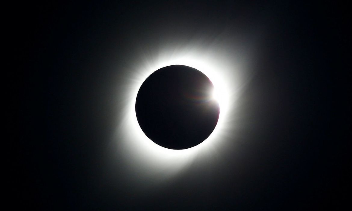 Eclipse solar poderá ser parcialmente visto hoje no Brasil