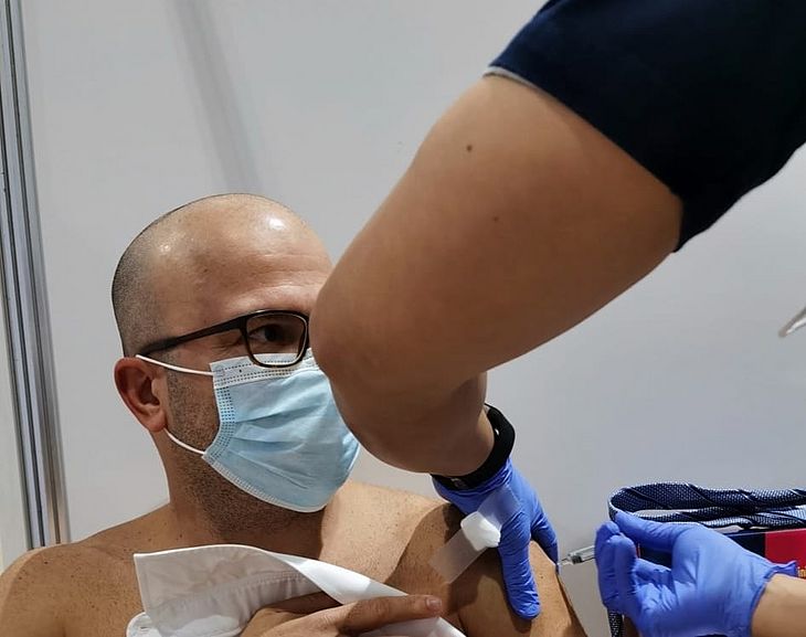 Médico Alagoano recebe vacina contra a Covid-19