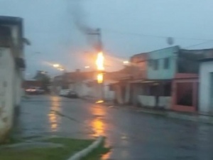 Poste pega fogo após curto-circuito no bairro do Vergel