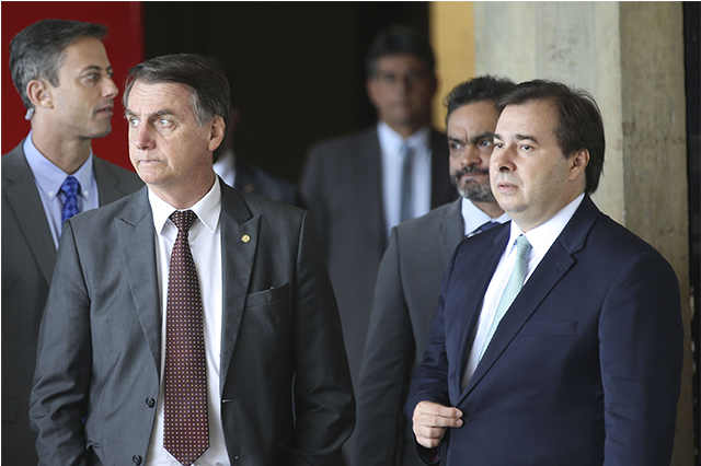 Bolsonaro diz que Maia é culpado pela perda da MP do 13º do Bolsa Família