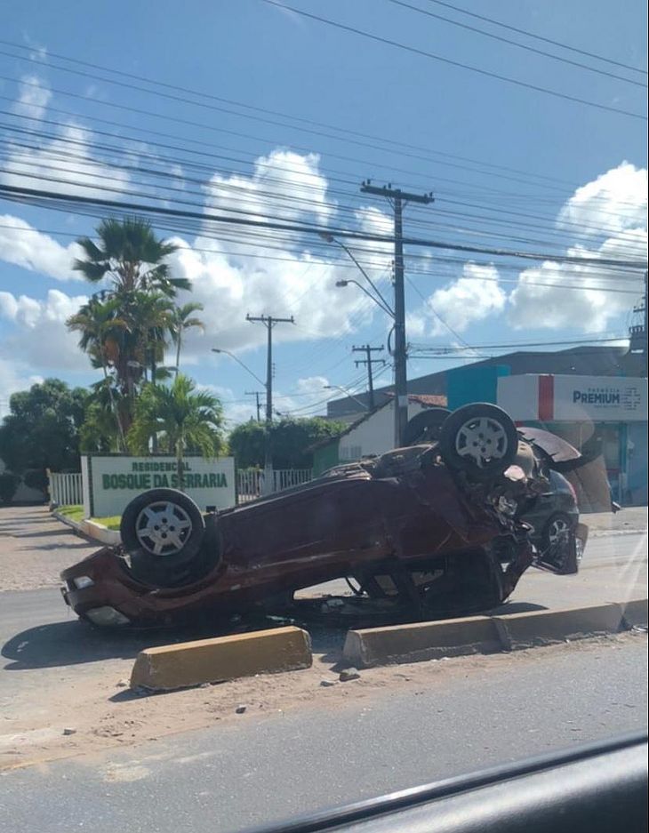 Capotamento na Avenida Menino Marcelo deixa feridos nesta madrugada