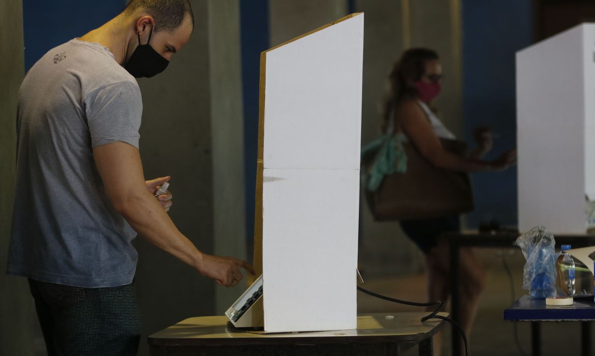 Prefeitos eleitos tomam posse em 5.472 municípios