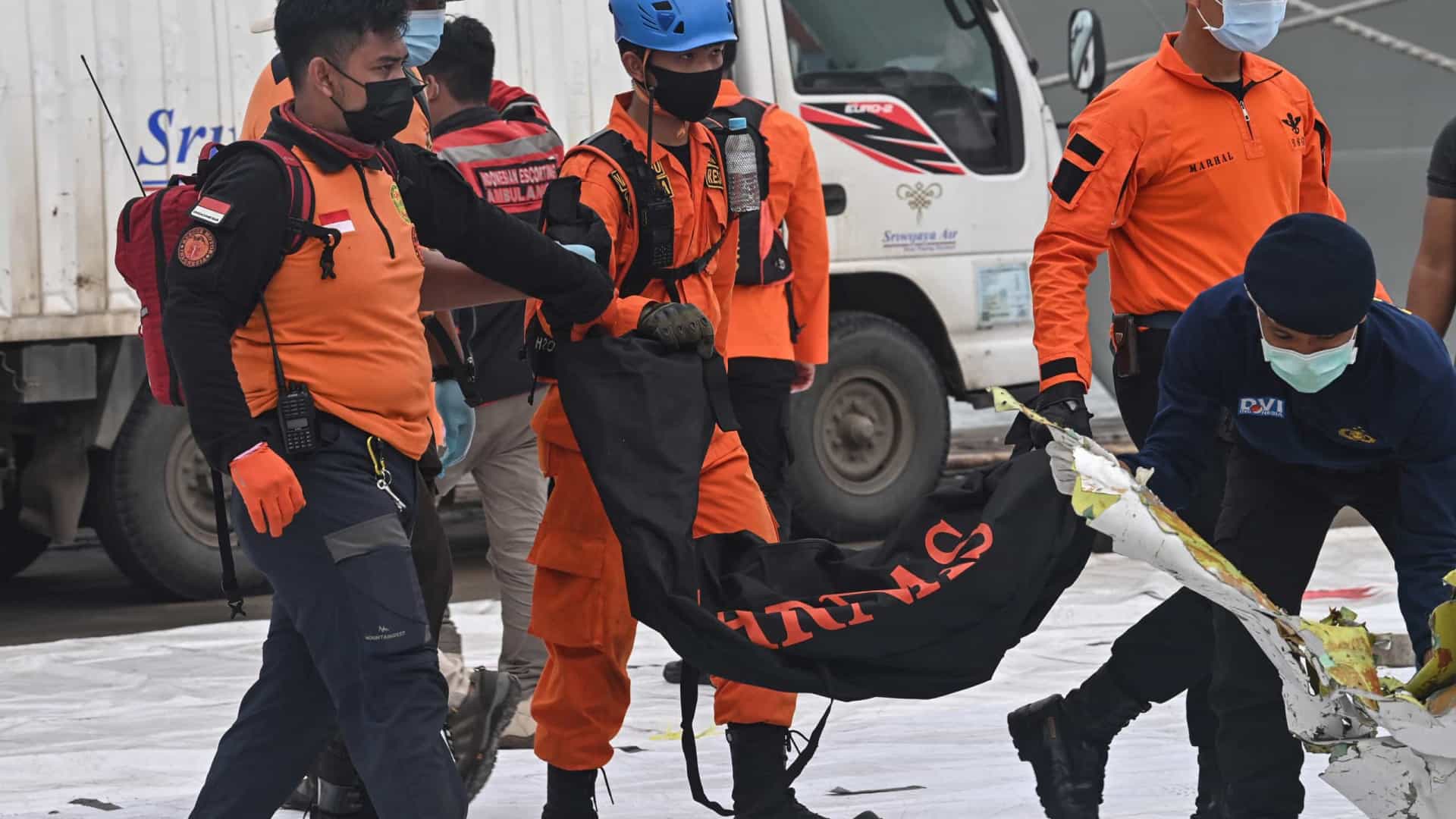 Indonésia localiza caixas-pretas de avião que caiu neste sábado