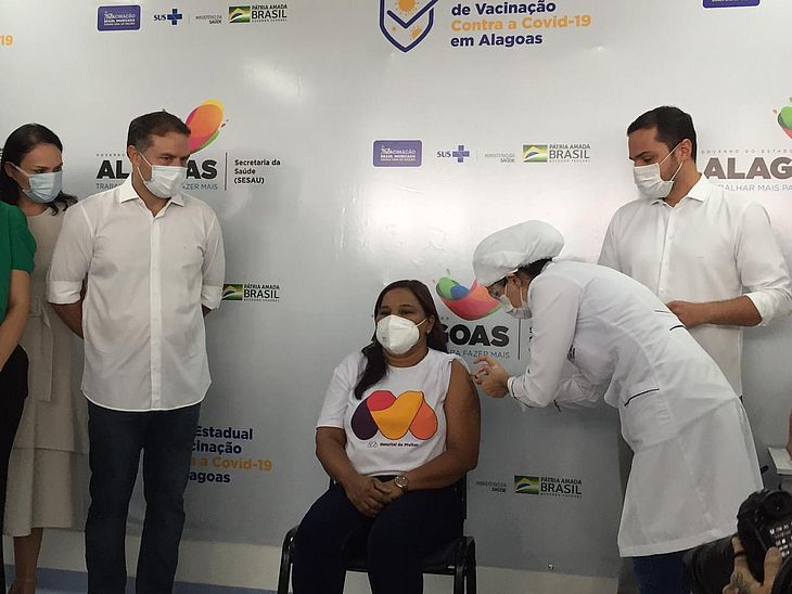 Assistente social é a primeira a ser vacinada em AL
