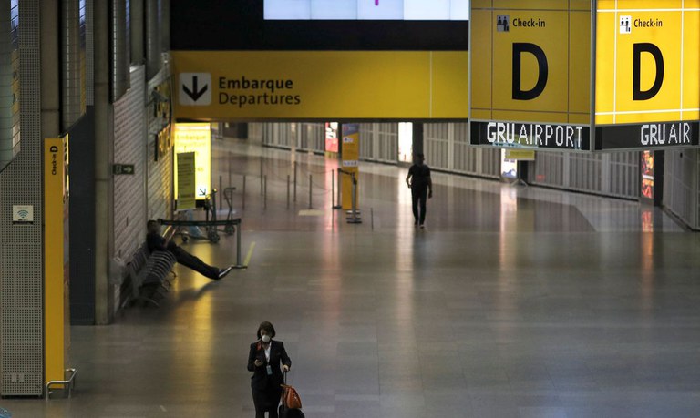 Brasil proíbe entrada de passageiros vindos da África do Sul