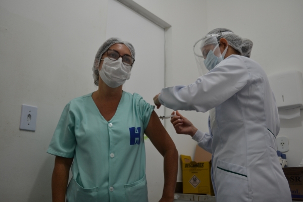 Mais de 30 mil profissionais da saúde já foram vacinados em Alagoas