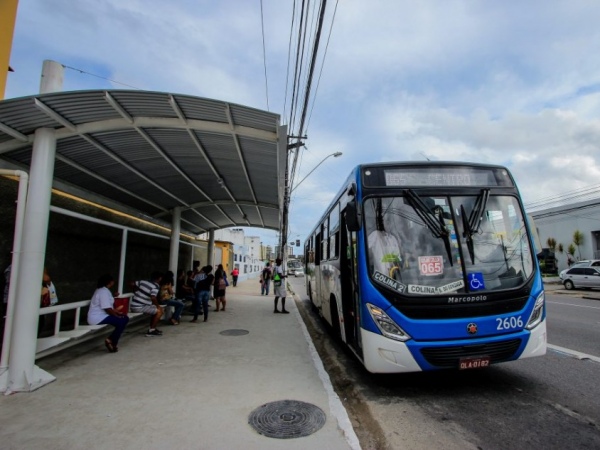 Redução da passagem de ônibus vira de troca de farpas no Twitter