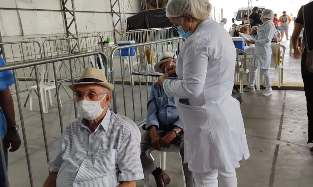 Primeiro dia de vacinação é marcado por congestionamentos em Maceió