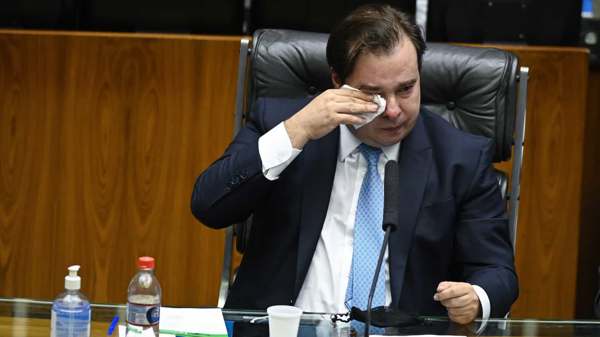 Maia: despedida emocionada e discurso político