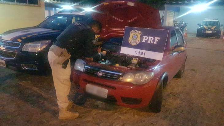 Homem é preso dirigindo veículo roubado com documentos falsos