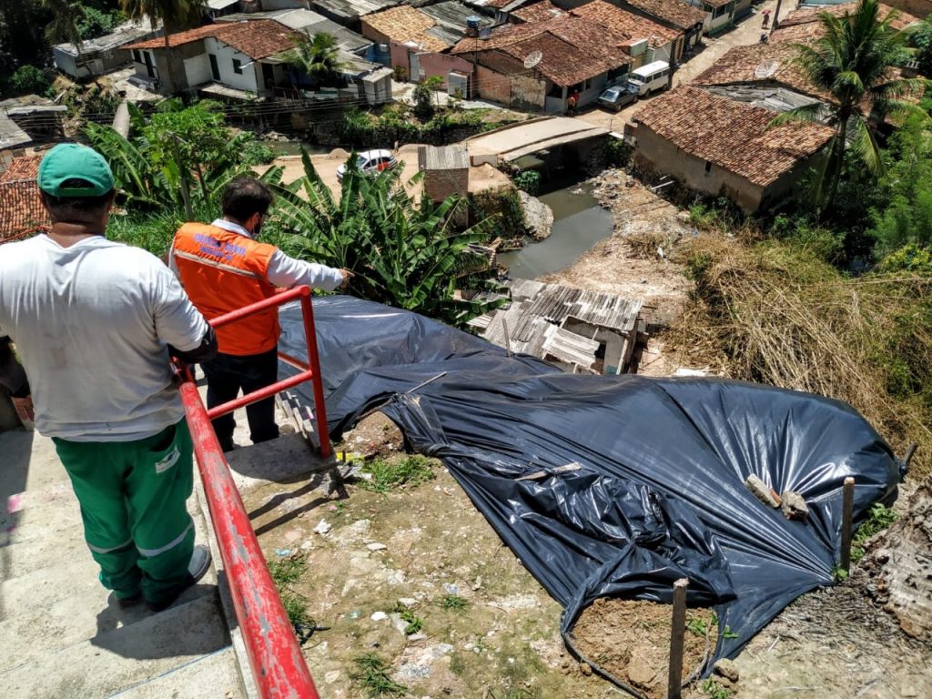 Defesa Civil implanta lonas em áreas de risco de deslizamento