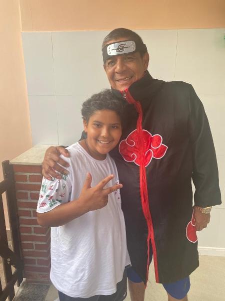 Zeca Pagodinho de fantasia com neto