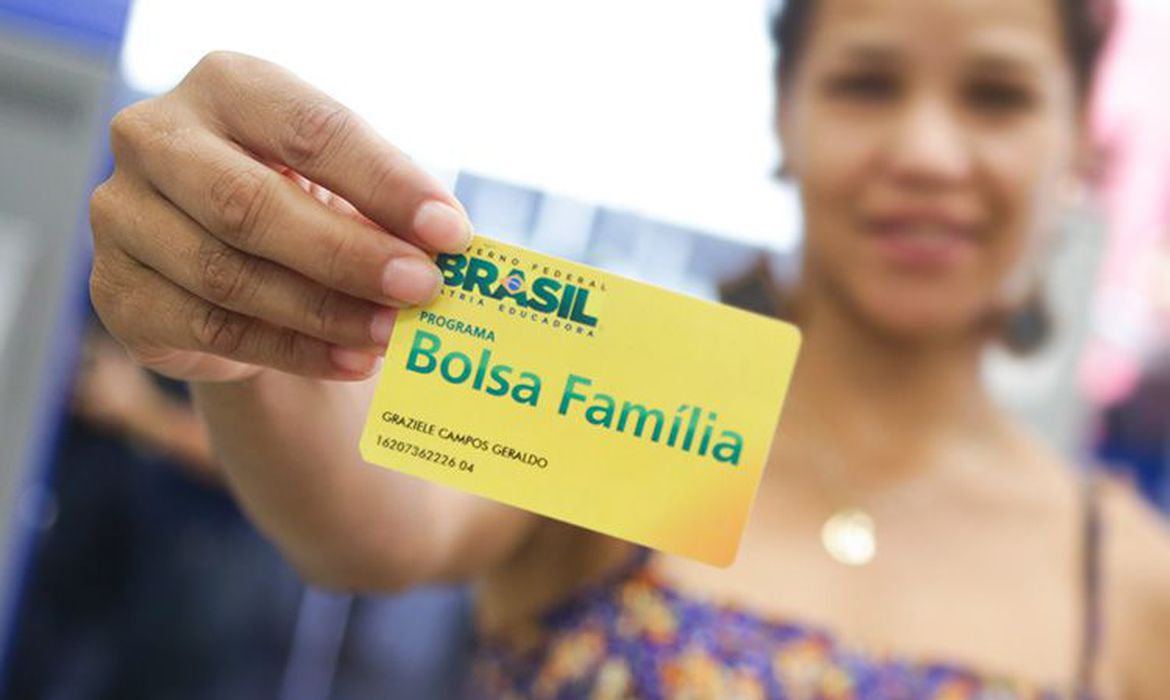 Governo estuda auxílio de R$ 200 a beneficiários do Bolsa Família