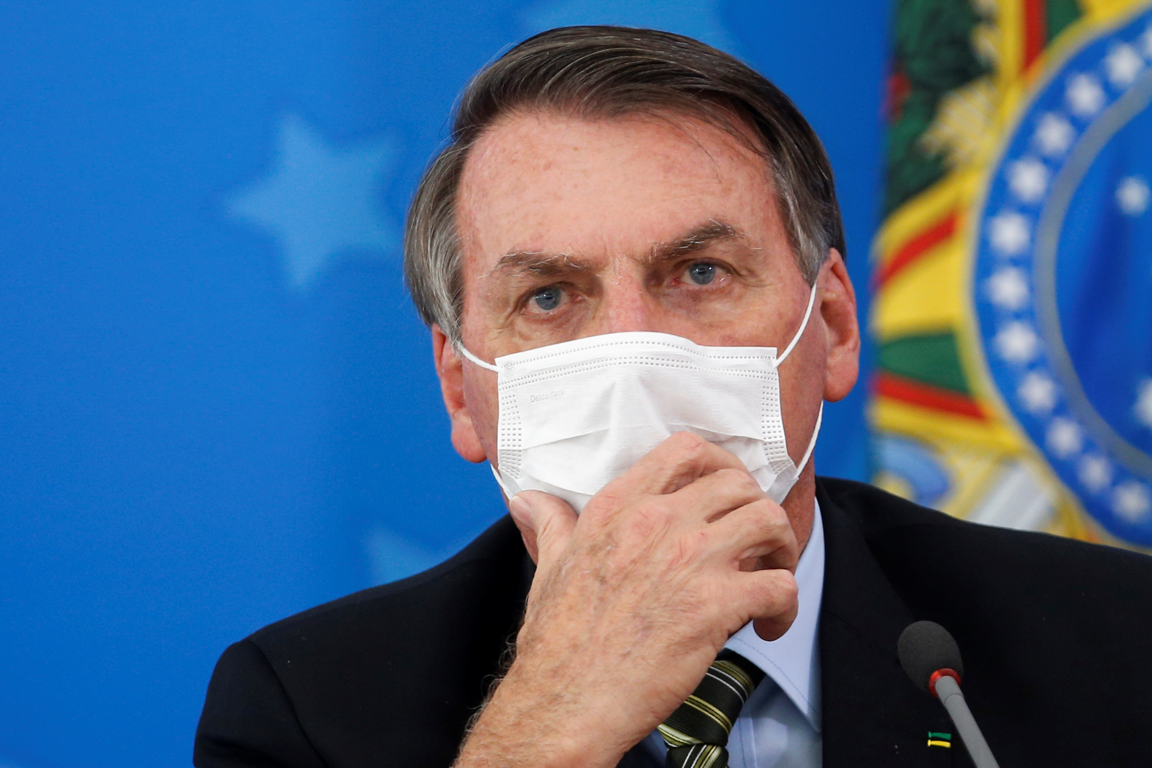 Bolsonaro diz não comprar vacinas por falta do produto no mercado