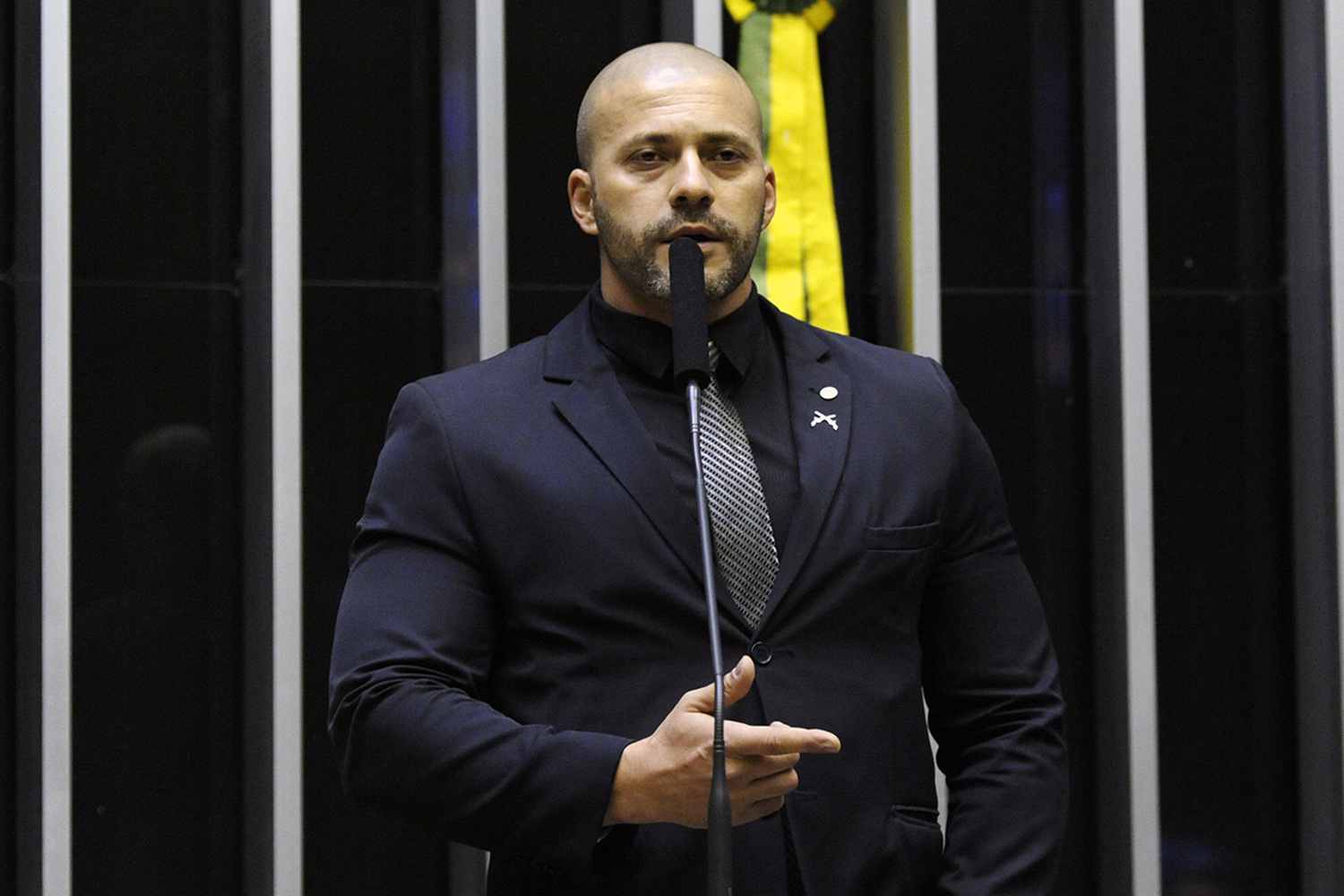Moraes determina prisão de deputado federal após ataques a ministros