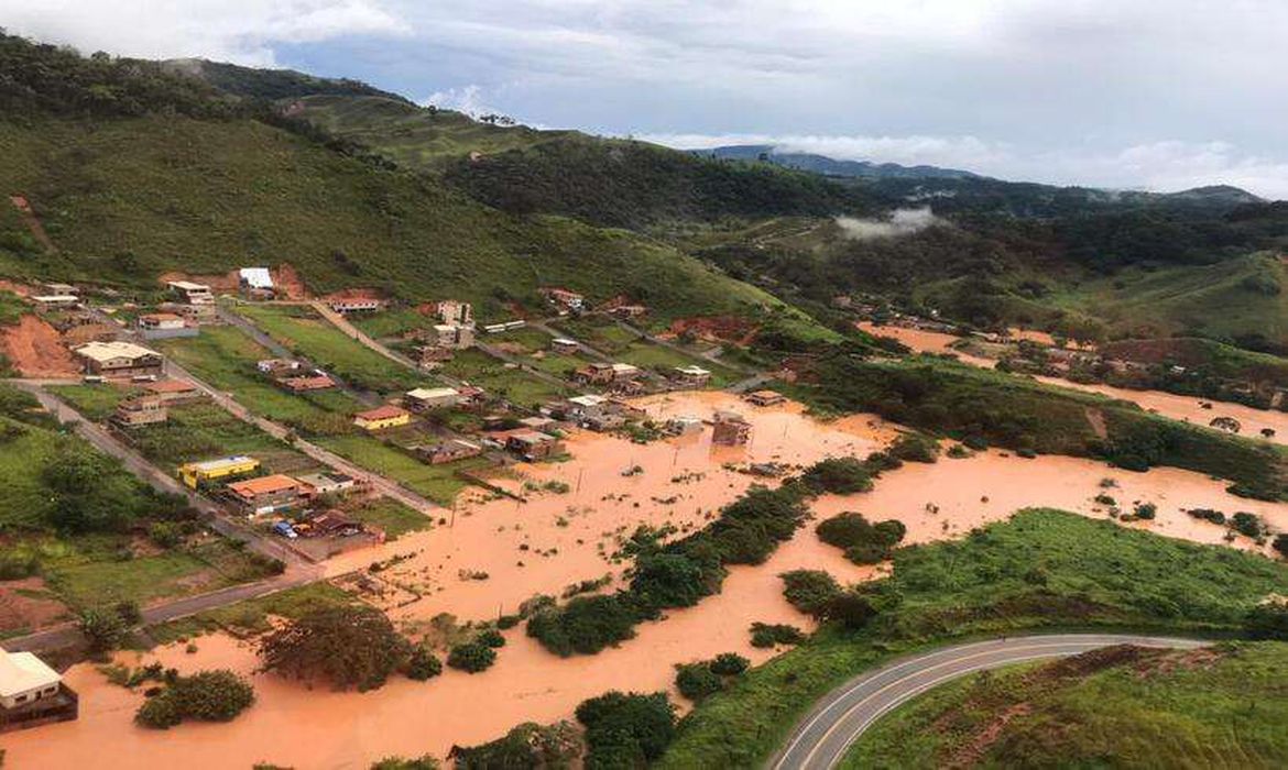 Fortes chuvas causam alagamento e desmoronamentos em cidade de MG