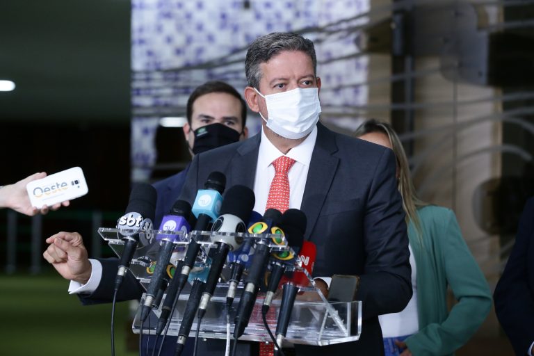 Arthur Lira busca agilidade e segurança na compra de vacinas