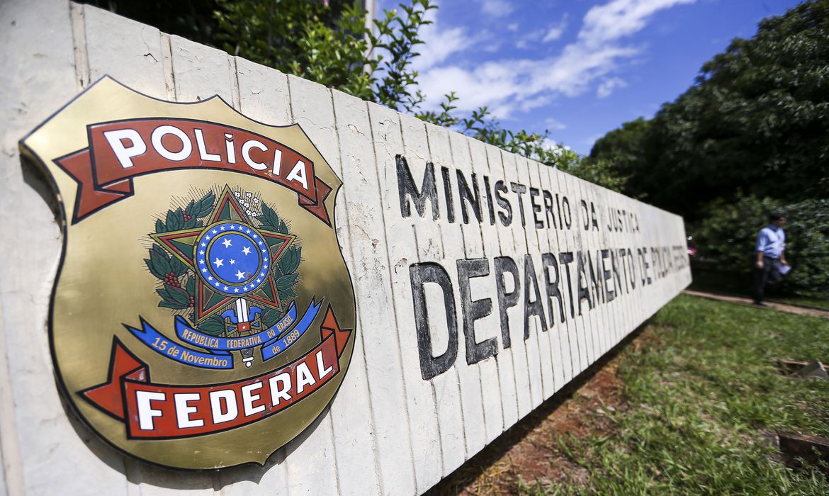 Polícia Federal deflagra operação contra possível lavagem de dinheiro