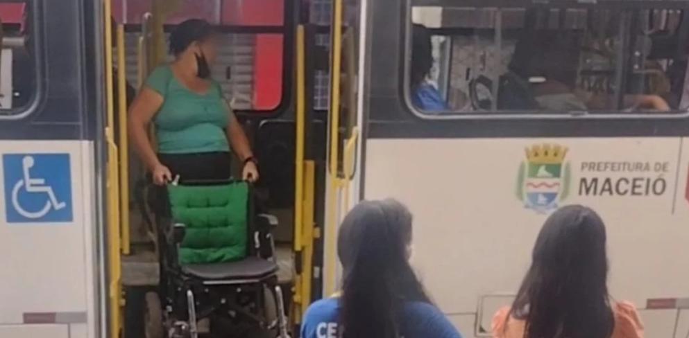 Cadeirante se levanta e empurra cadeira ao subir em ônibus de Maceió