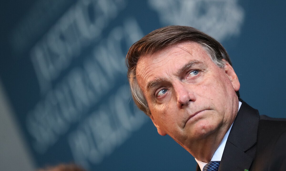 Bolsonaro muda discurso e diz que poderá se vacinar