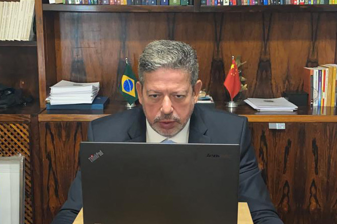 Lira participa de videoconferência com embaixador da China