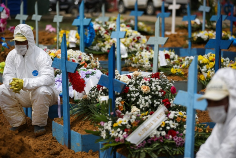 Média móvel de mortes no Brasil fica pela primeira vez acima de 2 mil