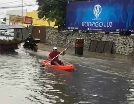 Chuva intensa provoca alagamentos e queda de árvores em Maceió