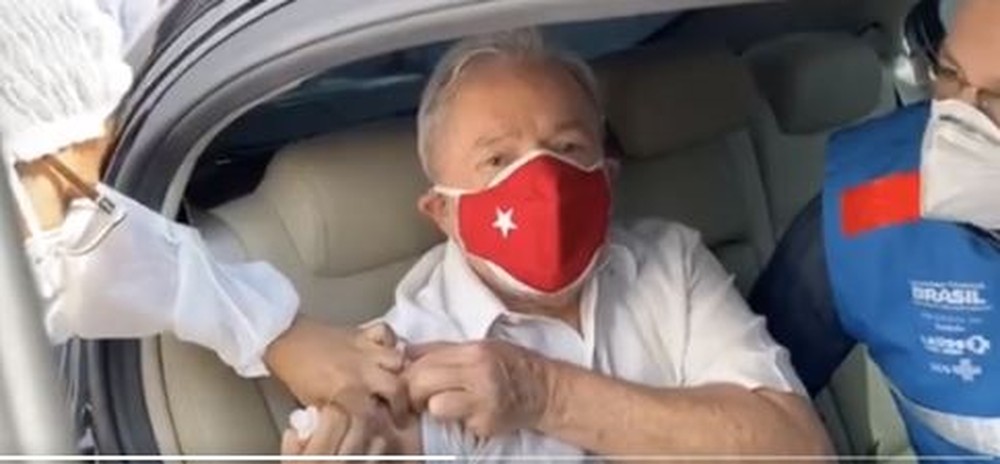 Ex-presidente Lula toma 2ª dose da vacina contra o coronavírus