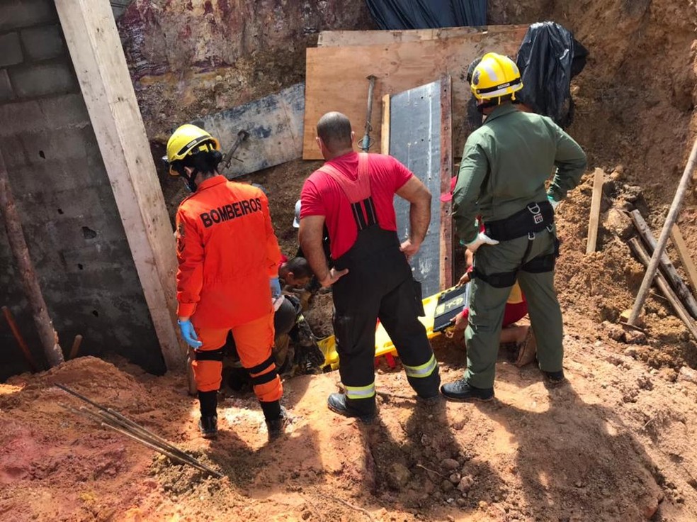 Homem fica soterrado após deslizamento na Ecovia Norte