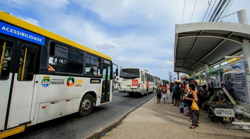 Justiça suspende lei que autoriza motorista de ônibus a acumular funções