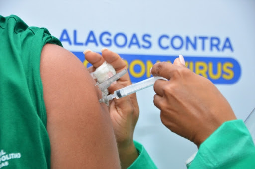 AL: Prefeituras atropelam vacinação de grupos prioritários