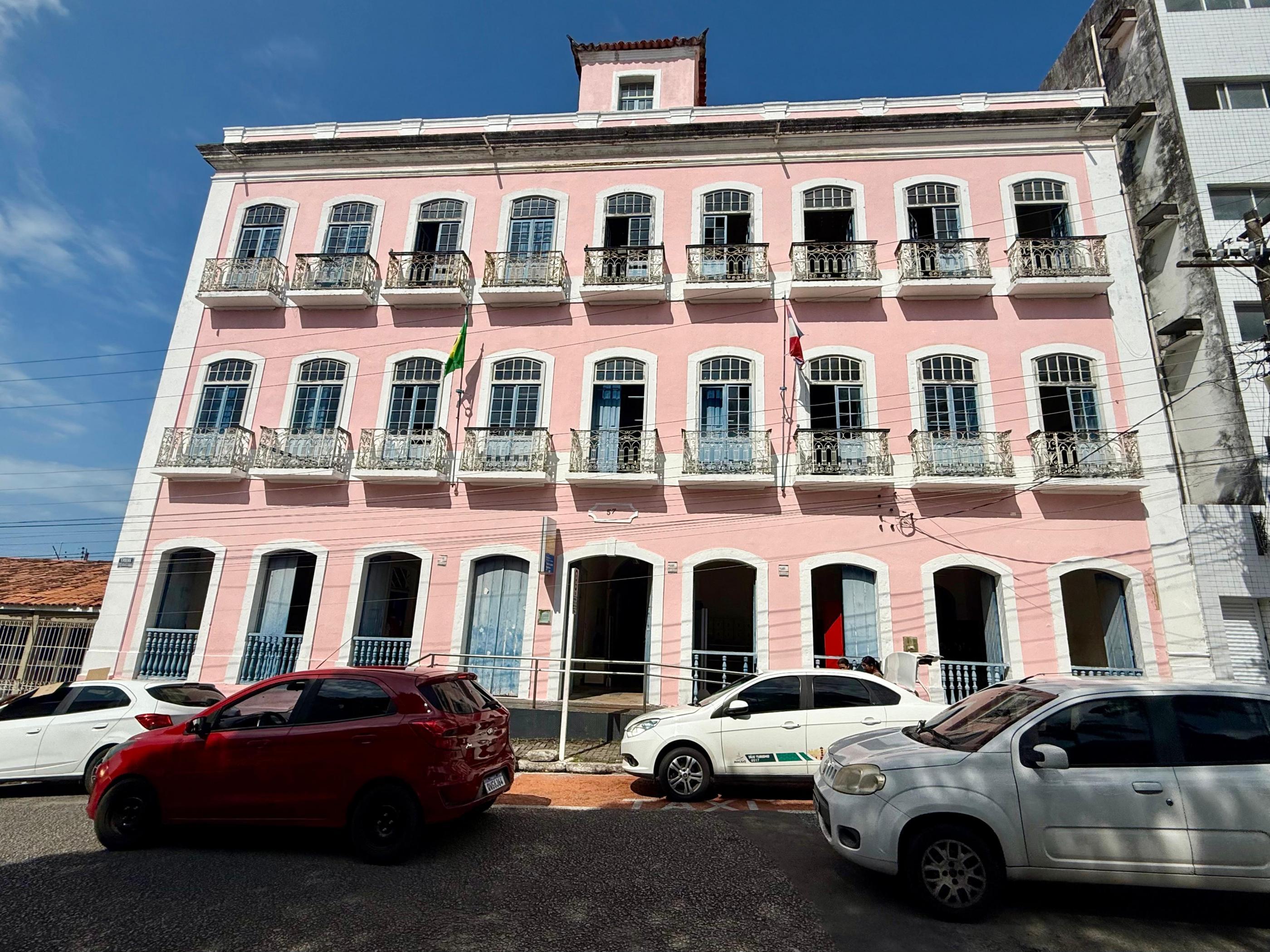 Biblioteca Pública Graciliano Ramos recebe exposição 'Arte, Vida e Superação'