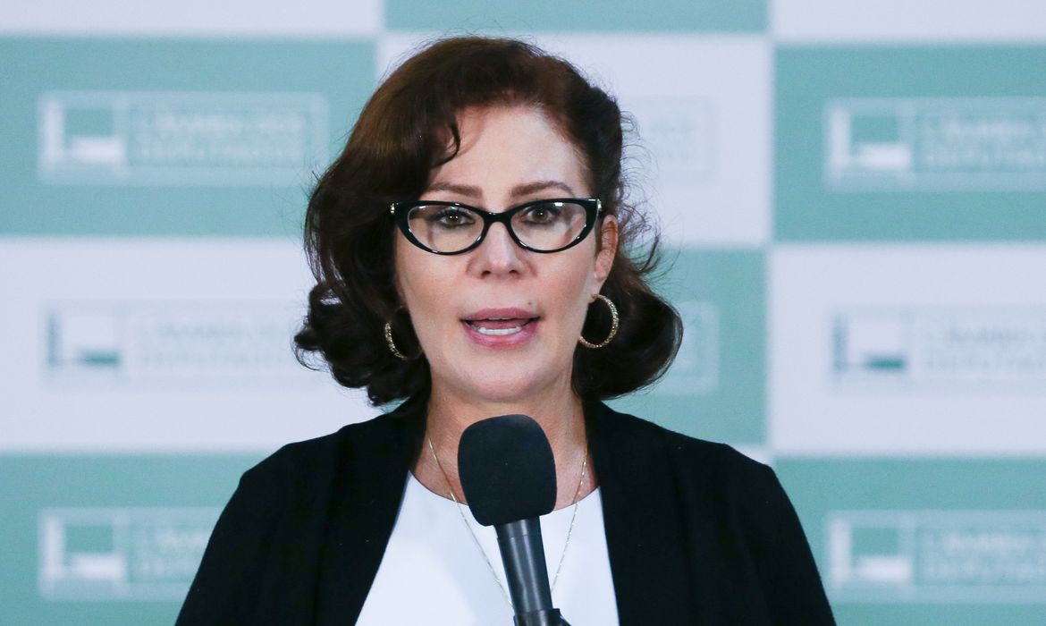 Justiça determina prisão de jornalista perseguido por Carla Zambelli