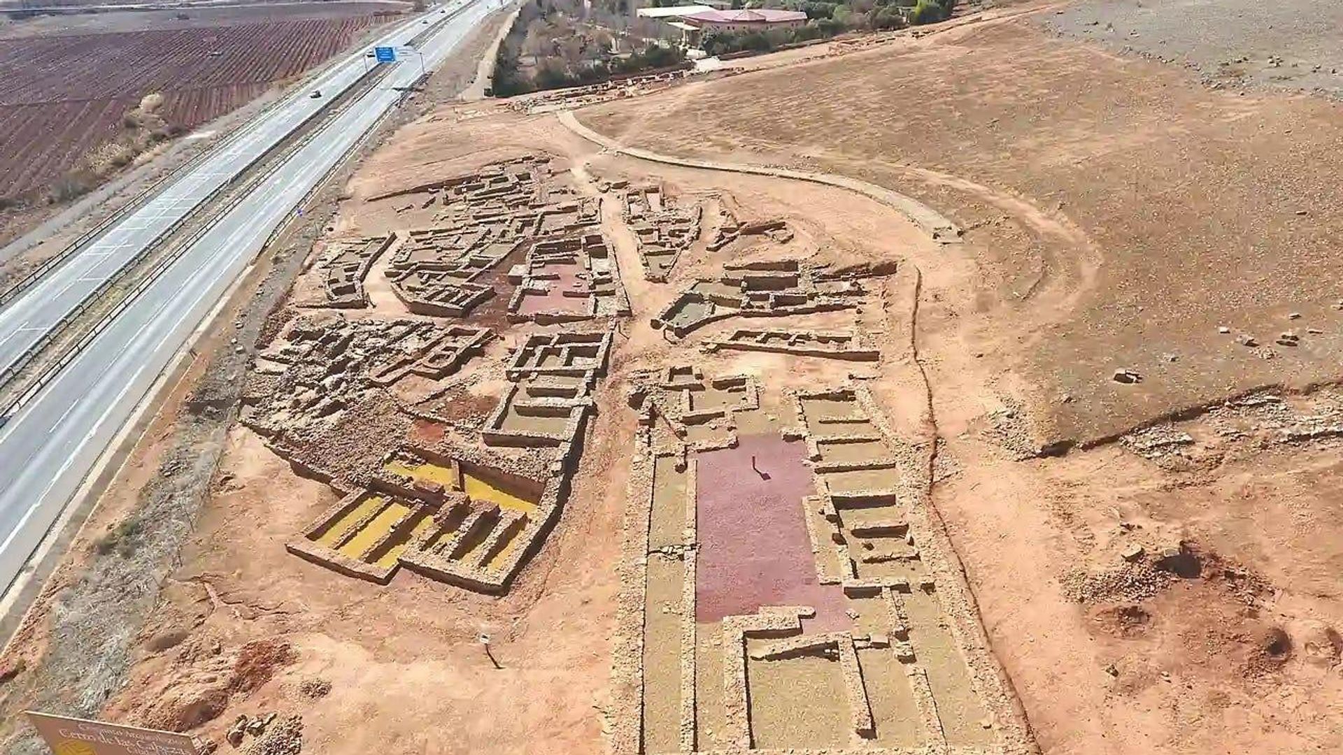 Cientistas descobrem sepultamento com chifres de veado em antigo povoado na Espanha