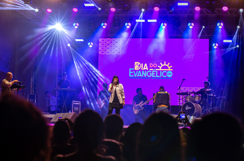 Fiéis prestigiam noite de comemorações ao Dia do Evangélico
