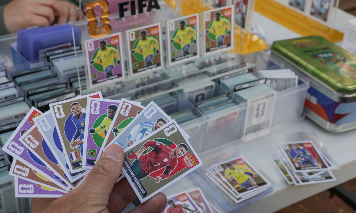 Troca de figurinhas reduz custo para completar álbum da Copa do Mundo