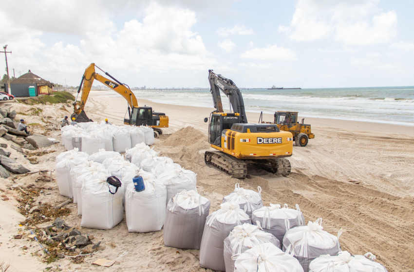 Obras de contenção do mar no Pontal da Barra são executadas em Maceió