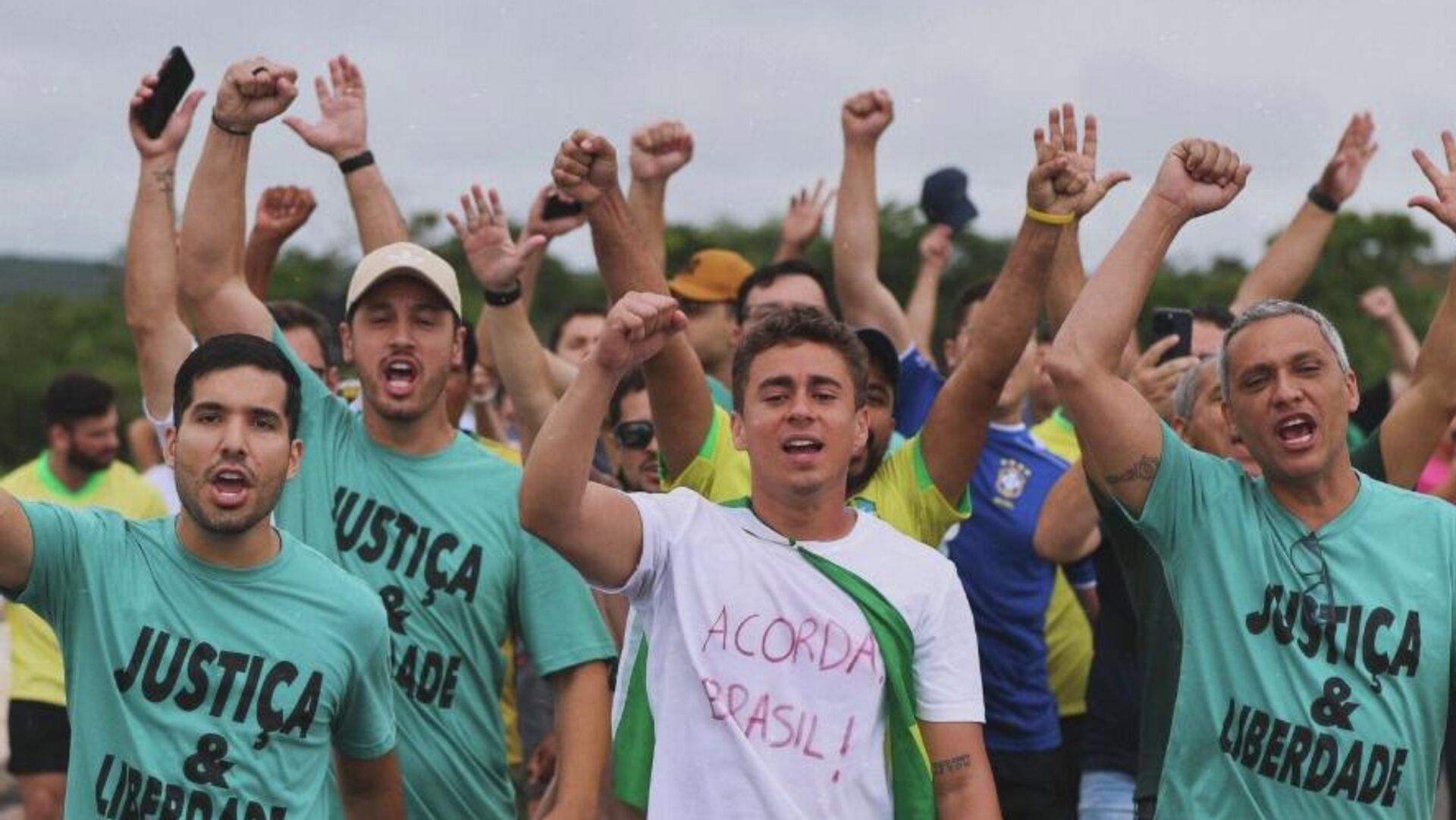 Nikolas Ferreira conclui caminhada de 240 km até Brasília em ato por Bolsonaro