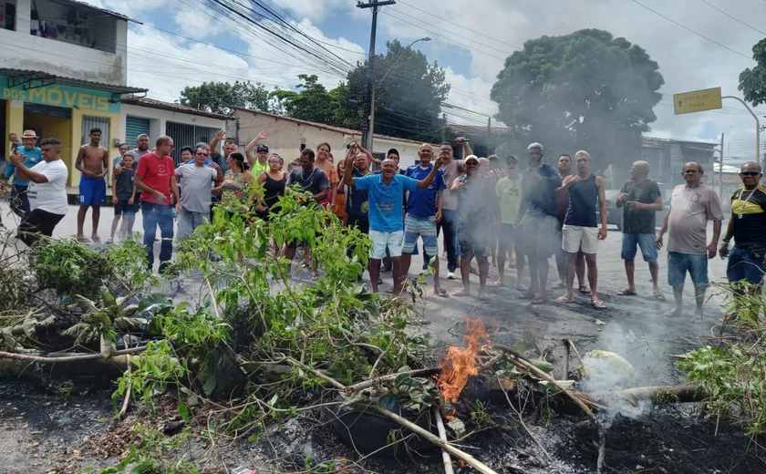 Moradores protestam contra falta de água na Ladeira do Calmon