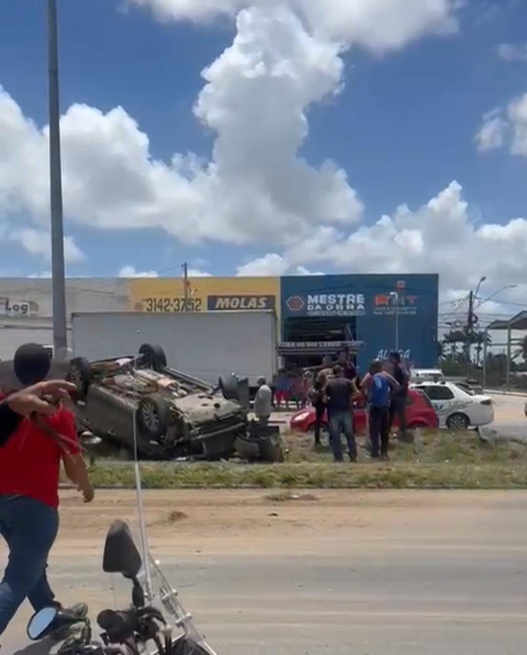 Carro capota em canteiro e preocupa motoristas na BR-104, em Rio Largo