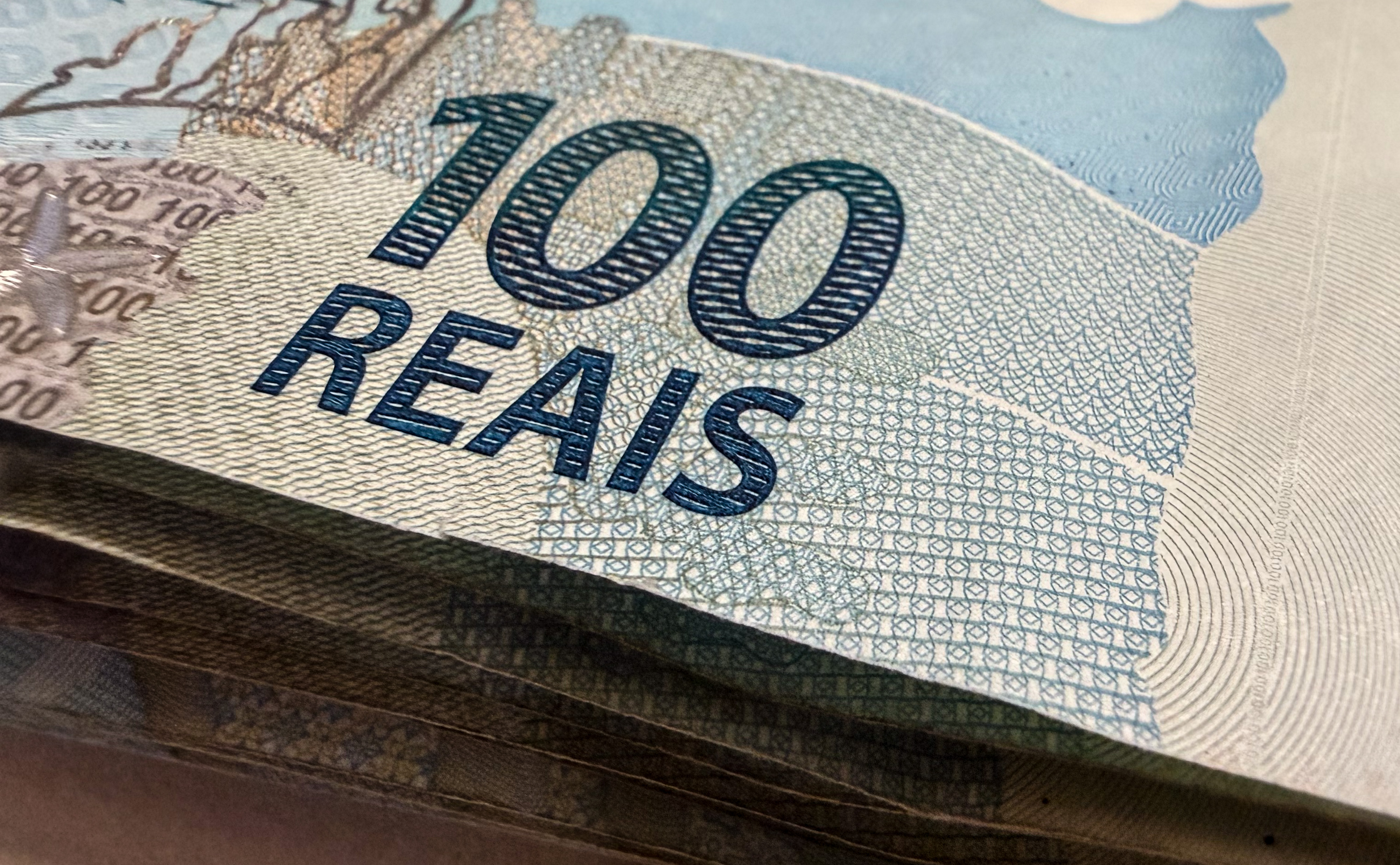 Dólar volta a cair e atinge R$ 5,07, menor valor em um mês