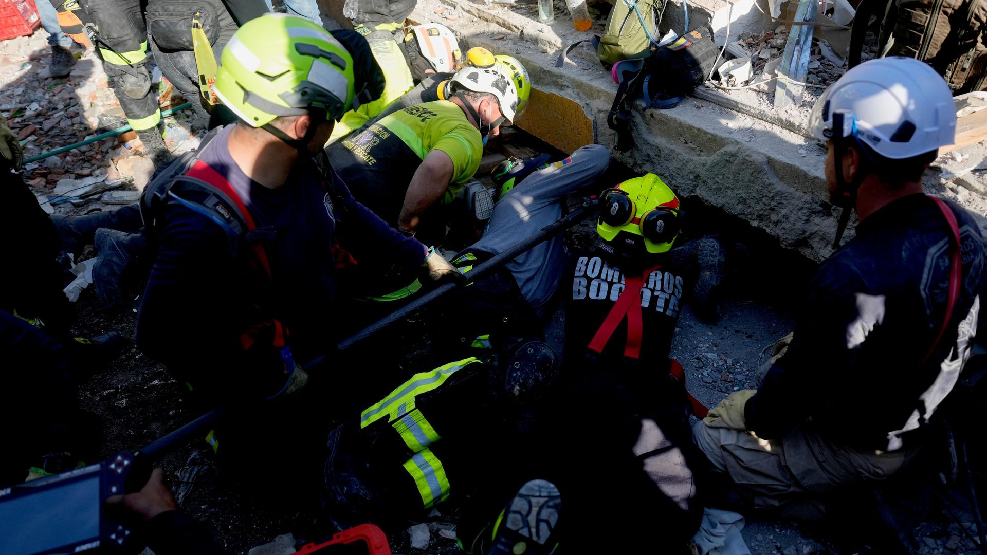 Número de mortos após terremoto de magnitude 7,4 na Colômbia ultrapassa 250