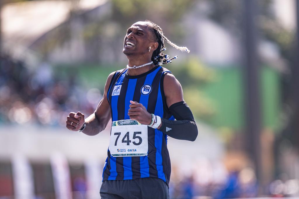 Alison dos Santos conquista ouro nos 400m com barreiras e faz melhor marca  de 2026